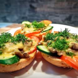 Сытный завтрак — бутерброды с грибами